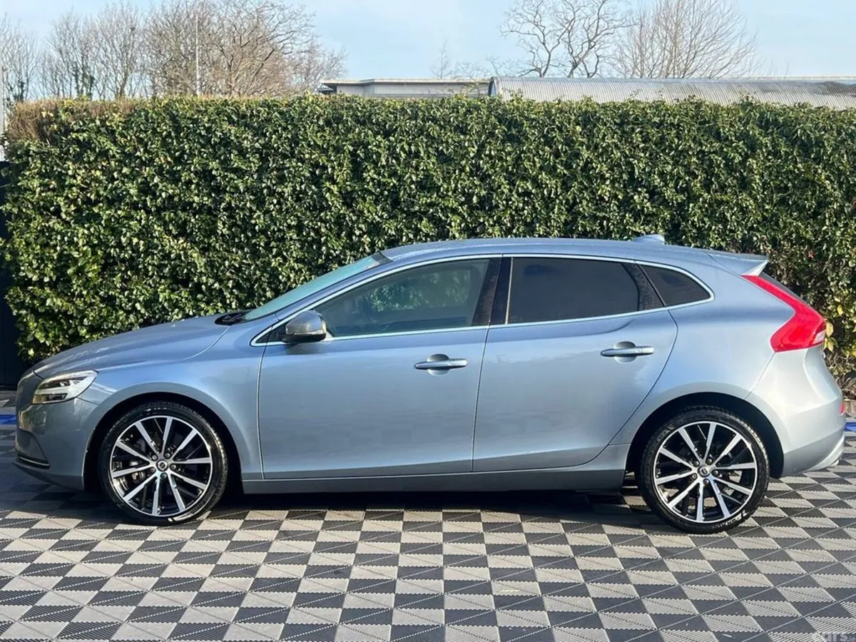 Volvo V40 Hatchback, Diesel, 2017, Blue