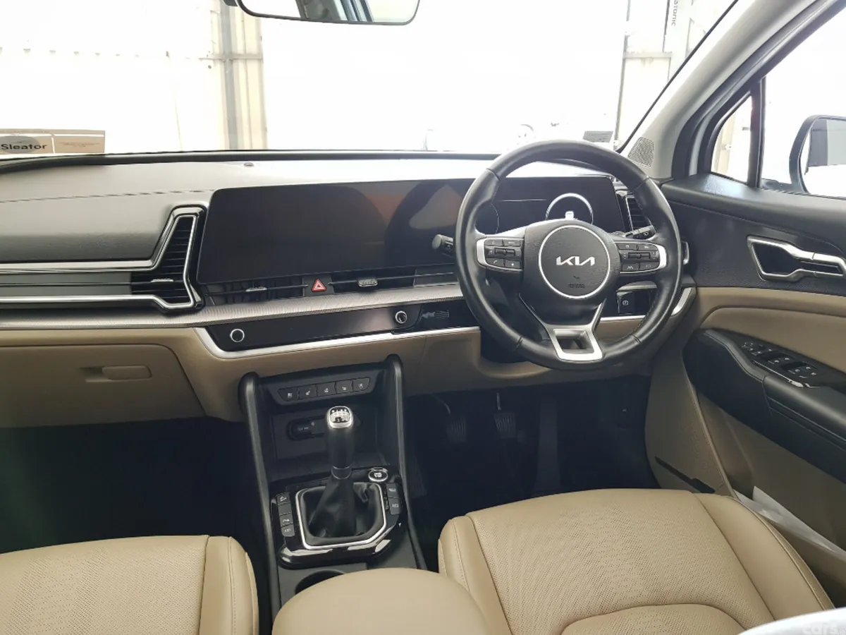 Kia Sportage MPV, Diesel Hybrid, 2023, White