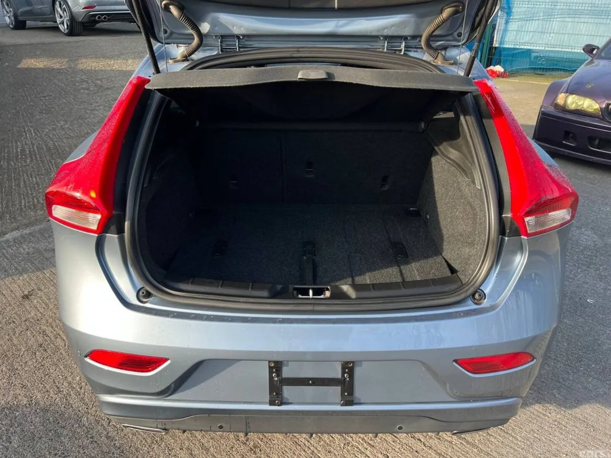 Volvo V40 Hatchback, Diesel, 2017, Blue