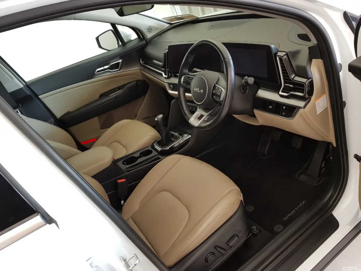 Kia Sportage MPV, Diesel Hybrid, 2023, White