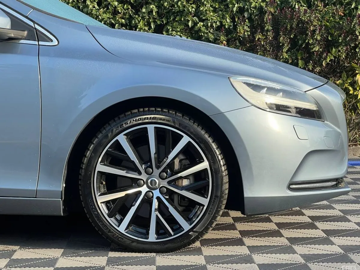 Volvo V40 Hatchback, Diesel, 2017, Blue