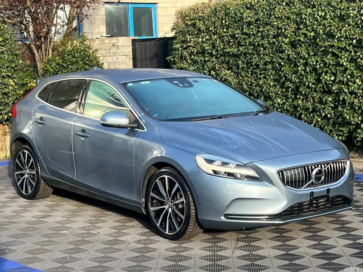 Volvo V40 Hatchback, Diesel, 2017, Blue