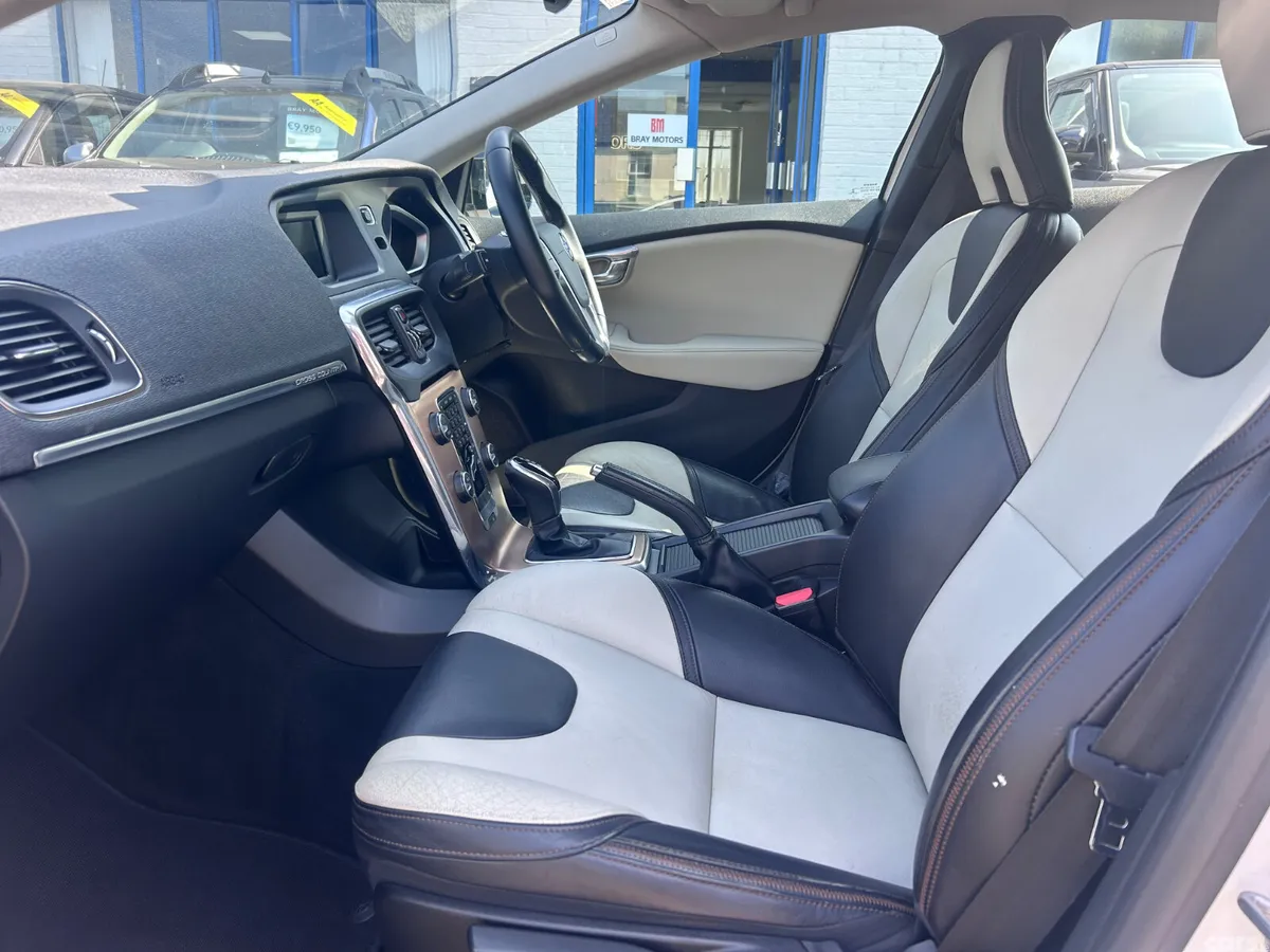 Volvo V40 Hatchback, Diesel, 2014, White