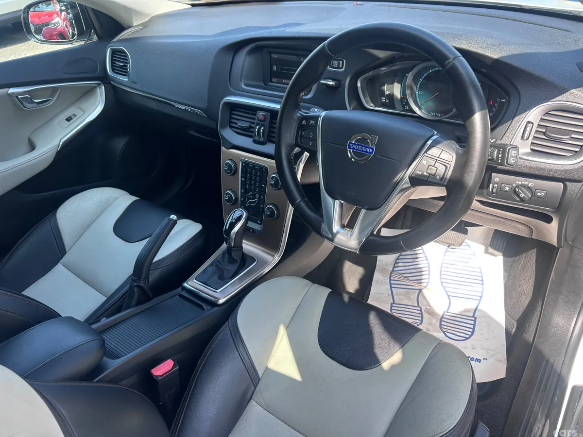 Volvo V40 Hatchback, Diesel, 2014, White