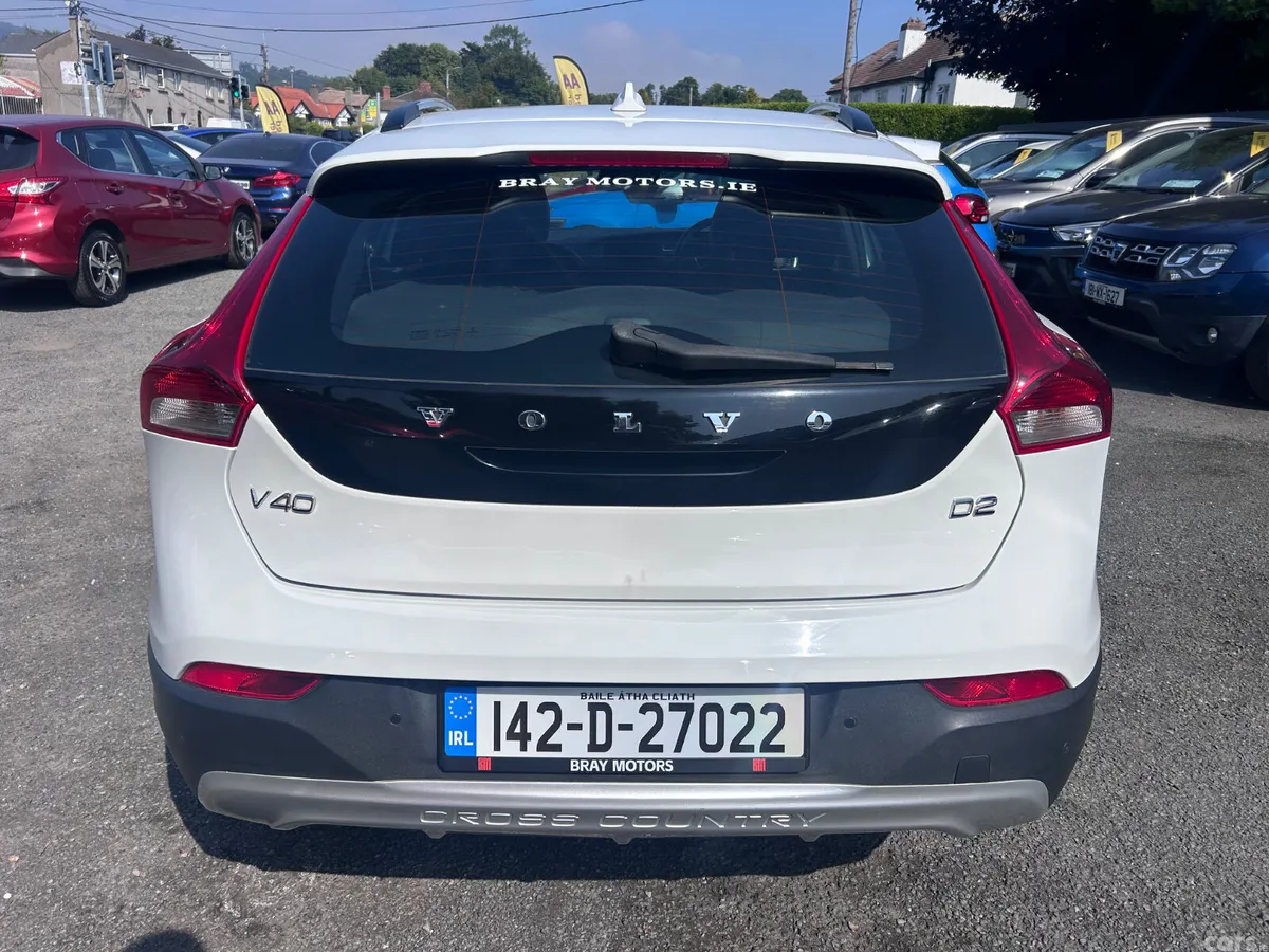 Volvo V40 Hatchback, Diesel, 2014, White