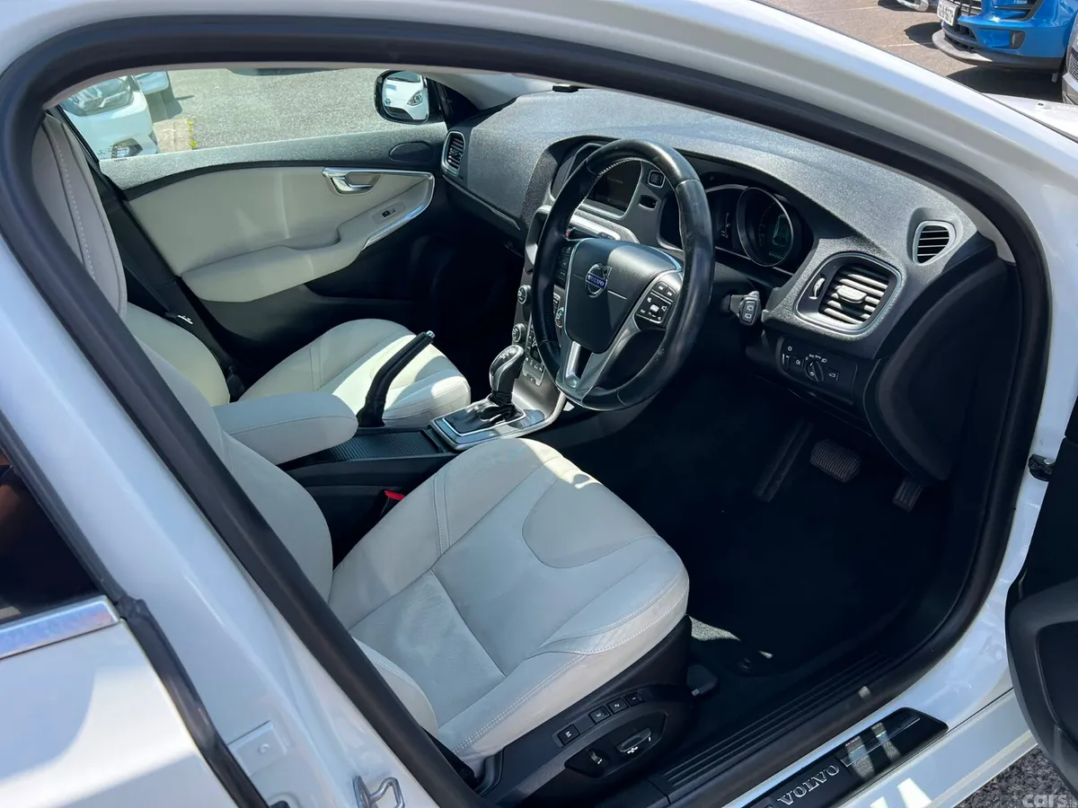 Volvo V40 Hatchback, Petrol, 2014, White