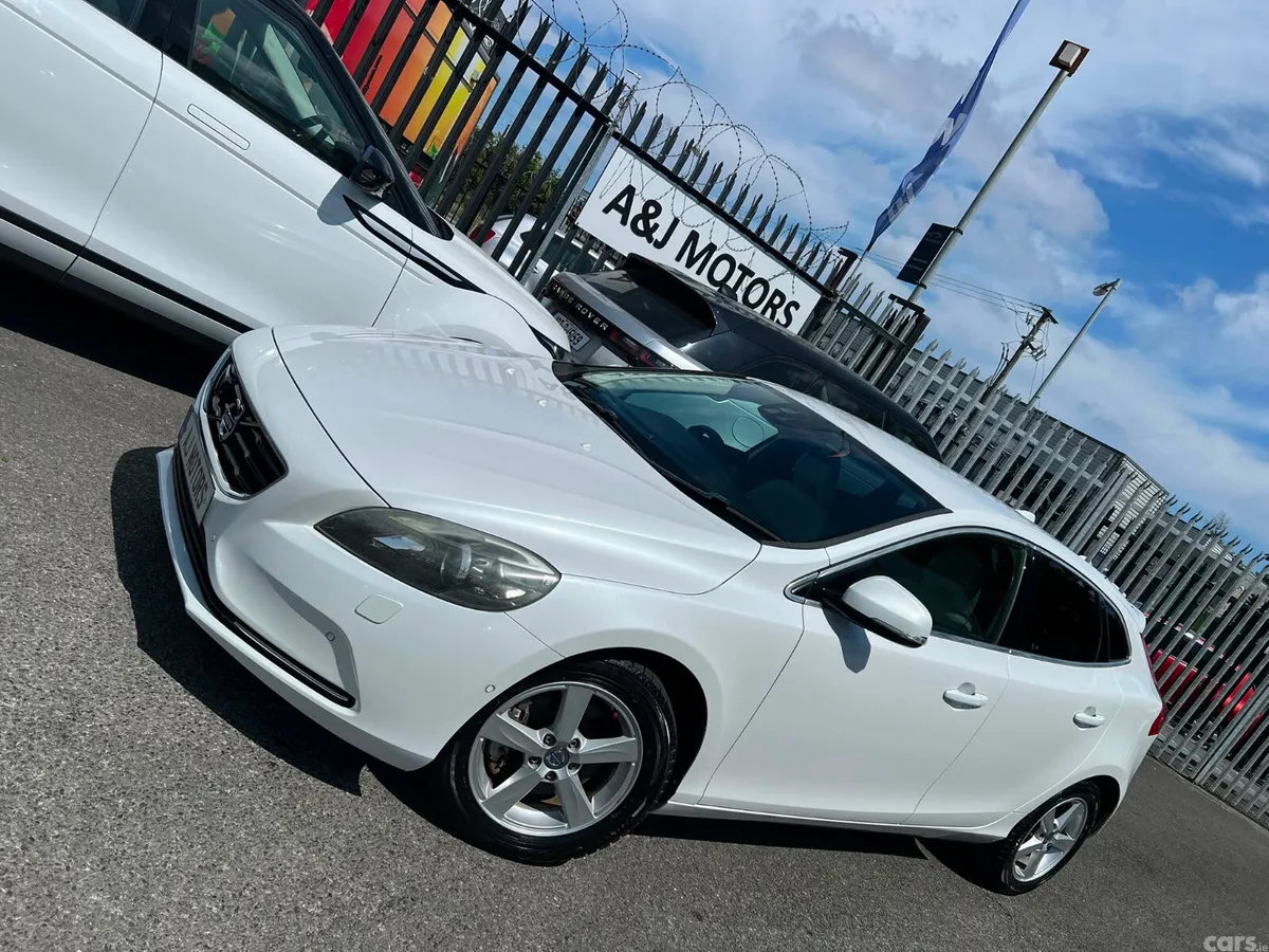Volvo V40 Hatchback, Petrol, 2014, White