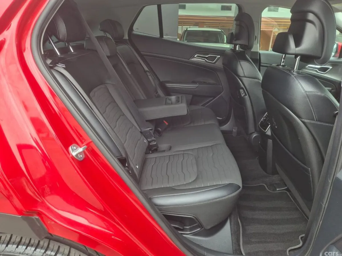 Kia Sportage MPV, Petrol Plug-in Hybrid, 2023, Red