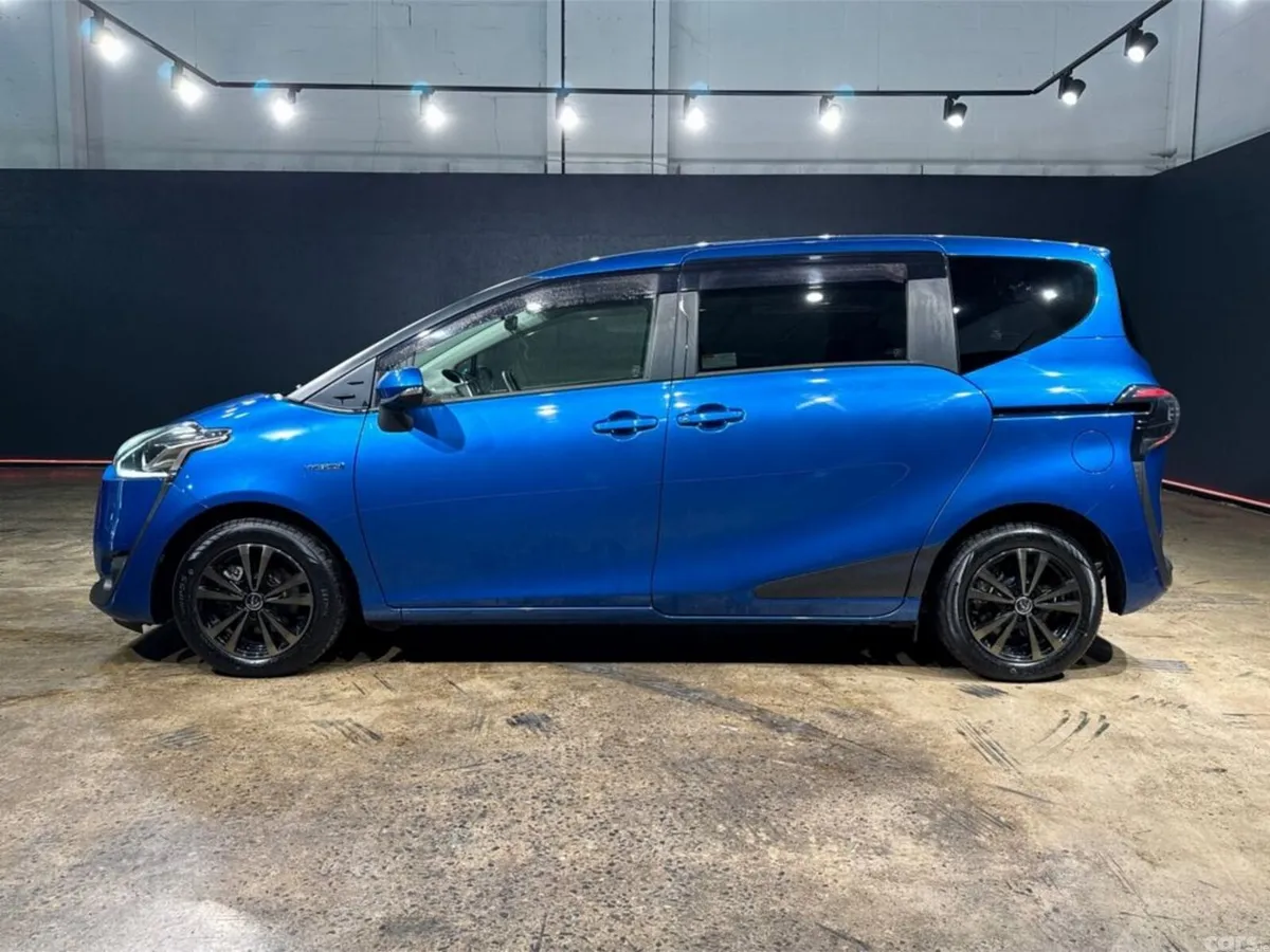 Toyota Sienta MPV, Petrol Hybrid, 2017, Blue