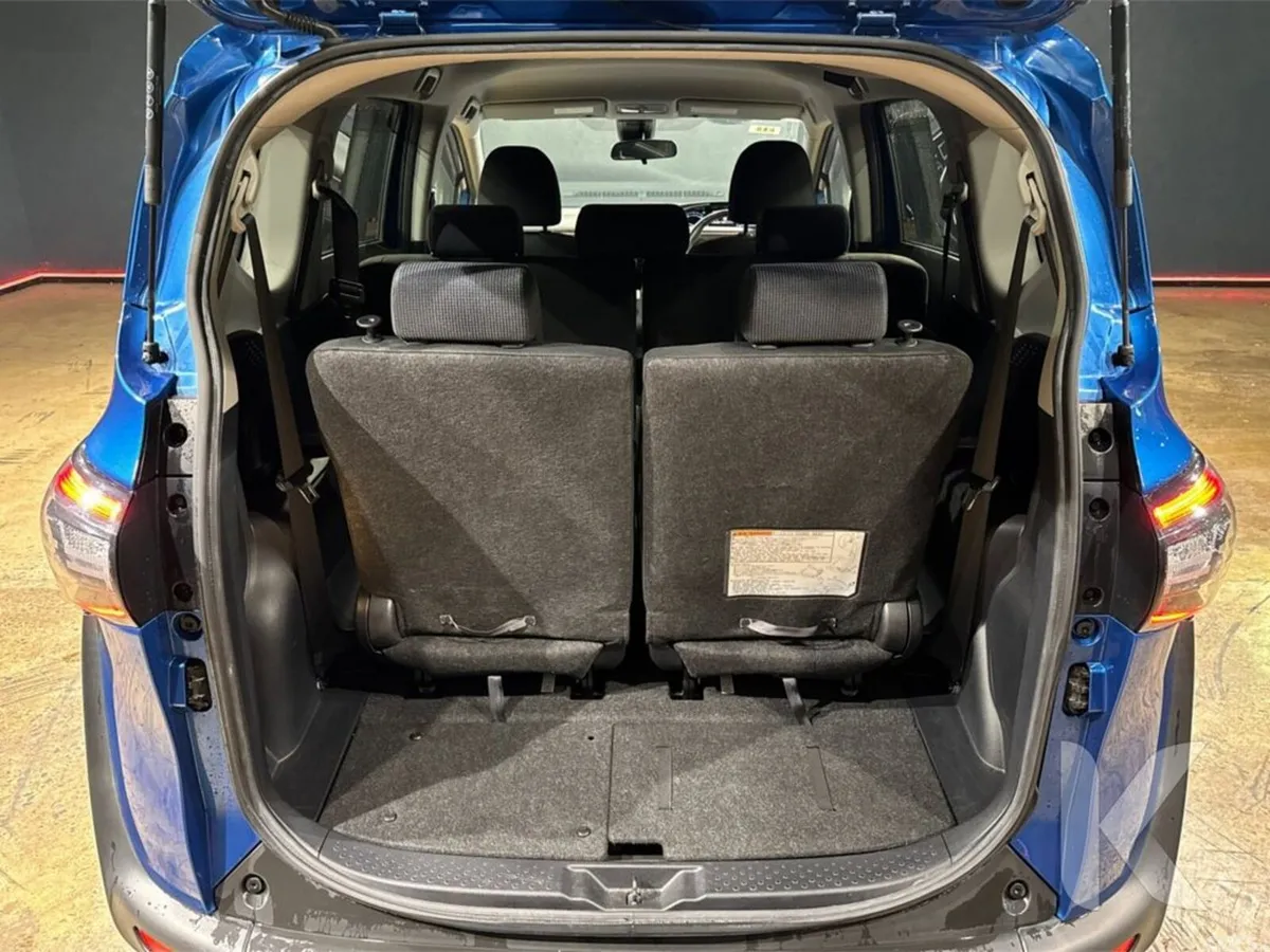 Toyota Sienta MPV, Petrol Hybrid, 2017, Blue