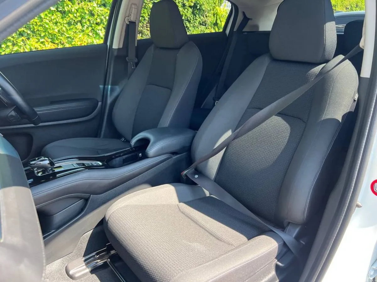 Honda Vezel SUV, Petrol Hybrid, 2021, White