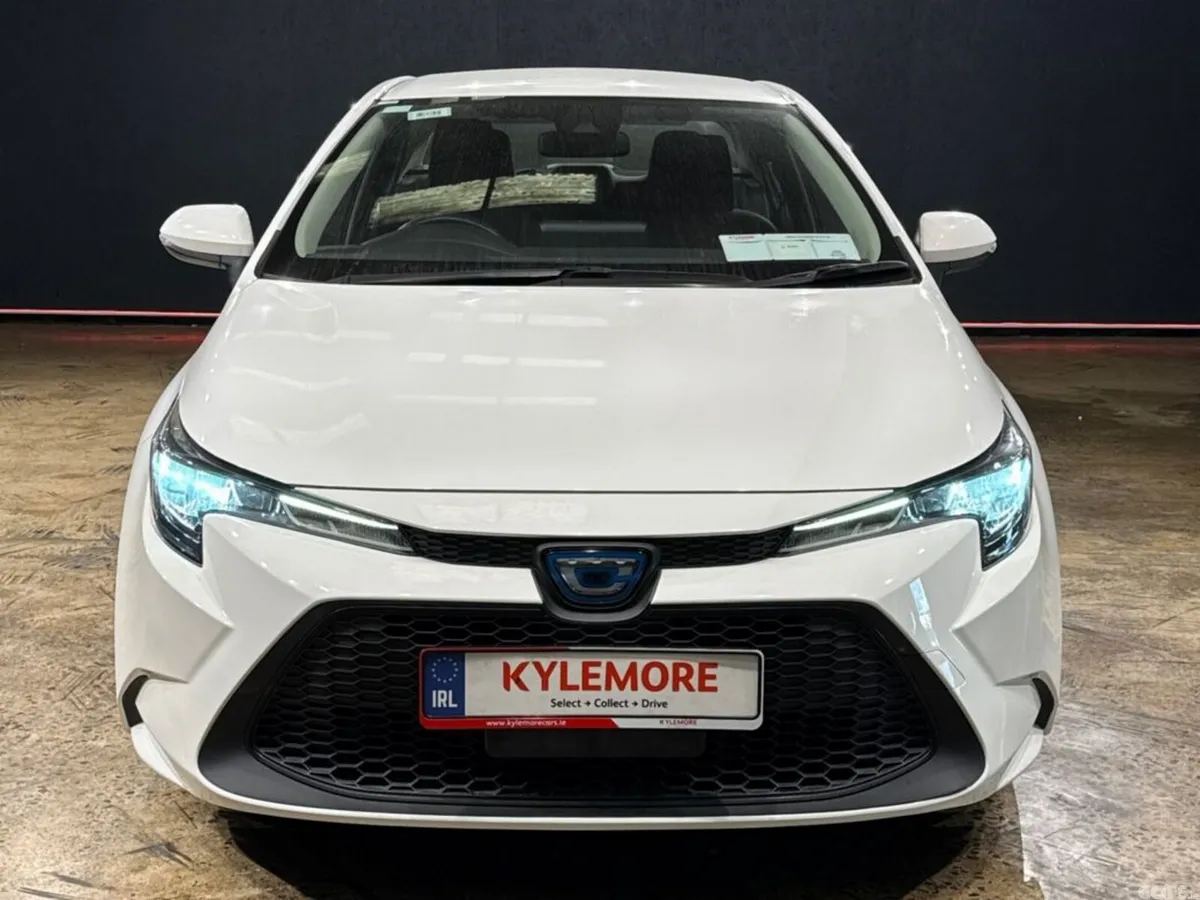 Toyota Corolla Saloon, Petrol Hybrid, 2020, White