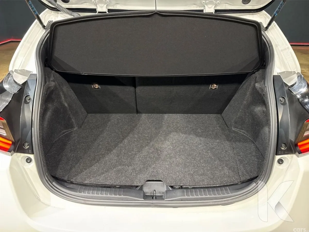 Toyota Yaris Hatchback, Petrol, 2021, White