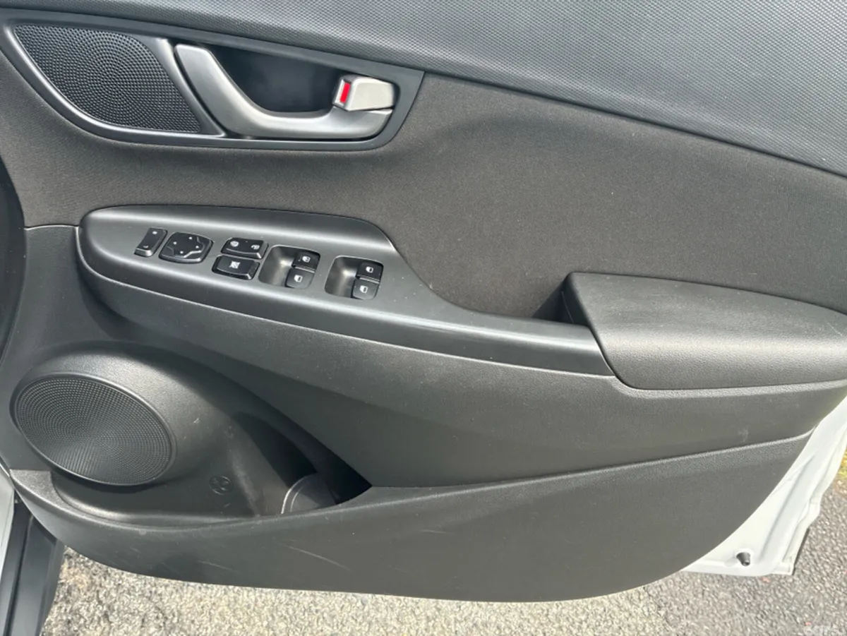 Hyundai KONA MPV, Petrol, 2019, White