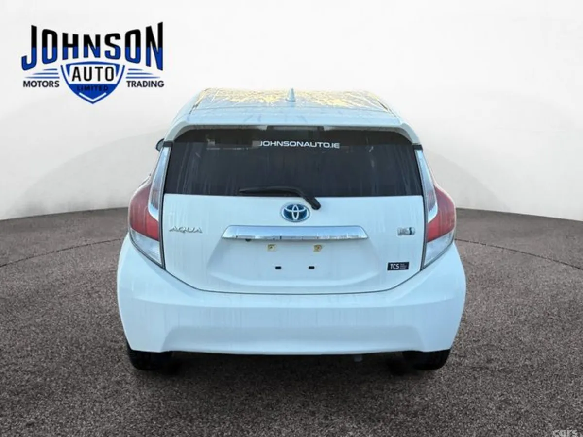 Toyota Aqua Hatchback, Petrol Hybrid, 2017, White