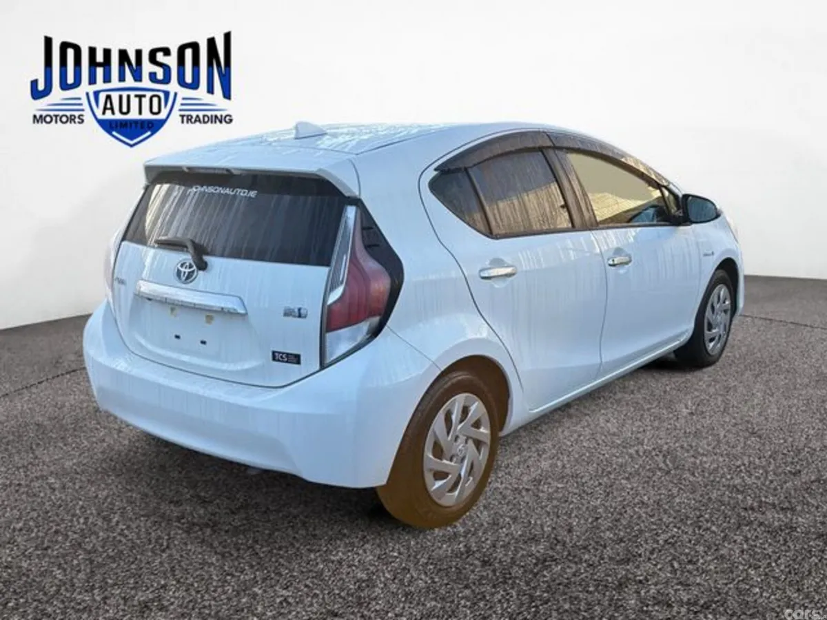 Toyota Aqua Hatchback, Petrol Hybrid, 2017, White