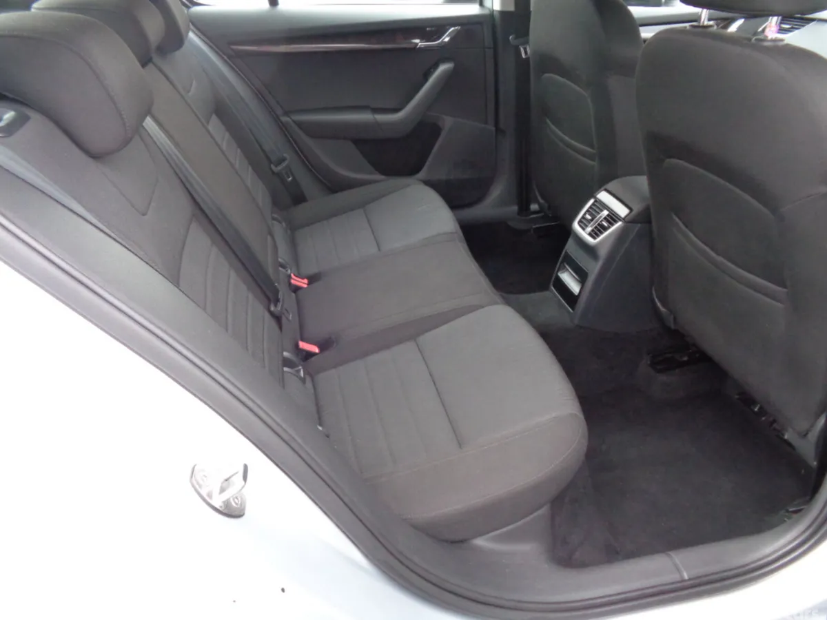 Skoda Octavia Saloon, Diesel, 2016, Silver