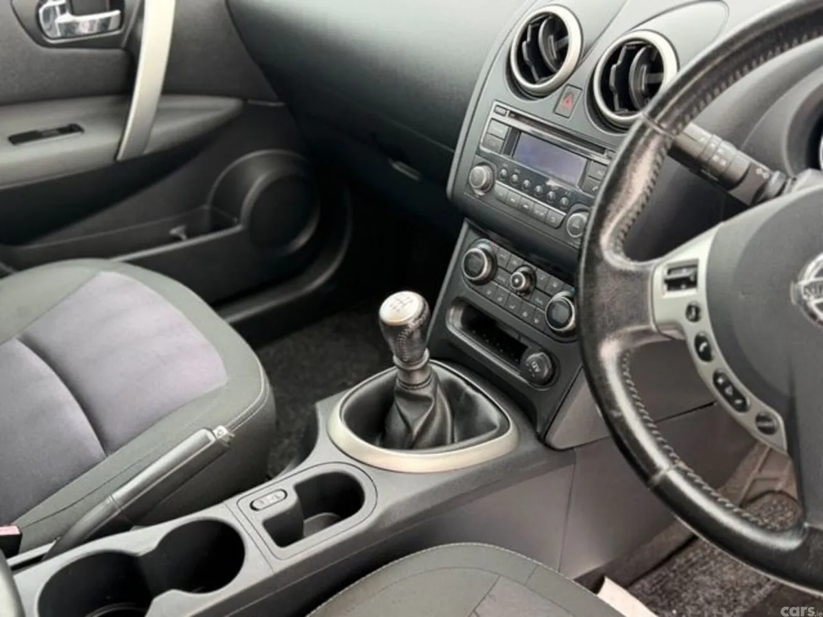 Nissan Qashqai Hatchback, Diesel, 2012, Red