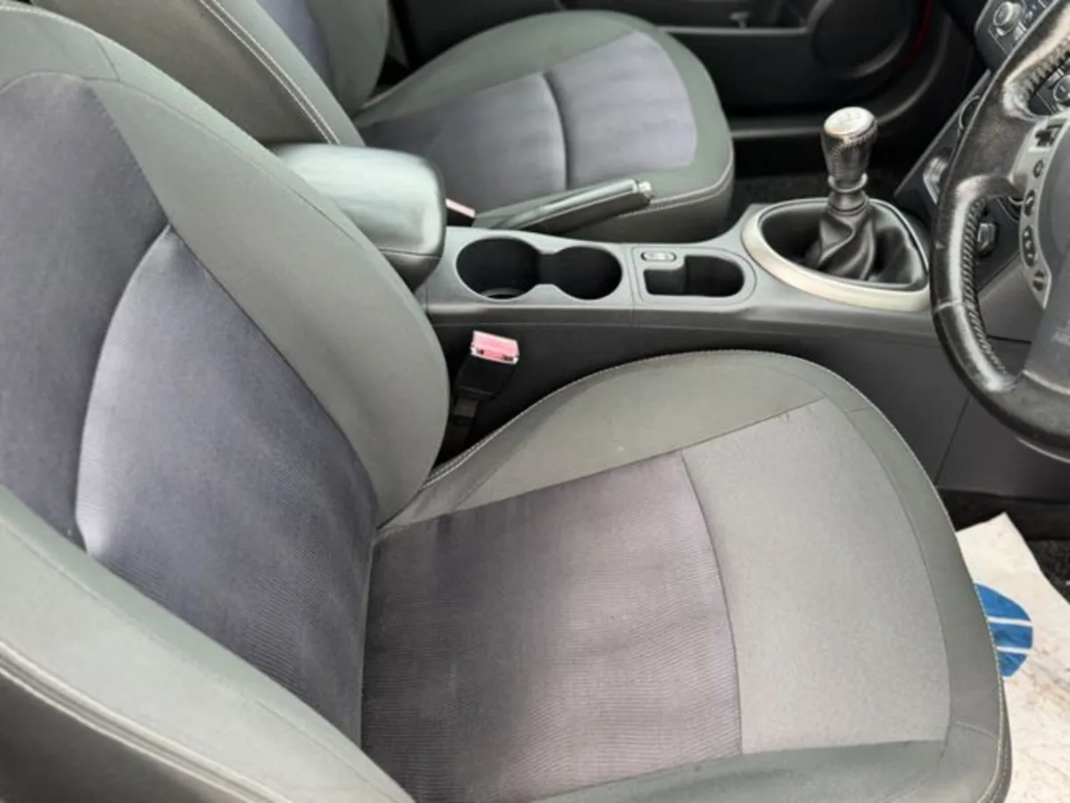 Nissan Qashqai Hatchback, Diesel, 2012, Red