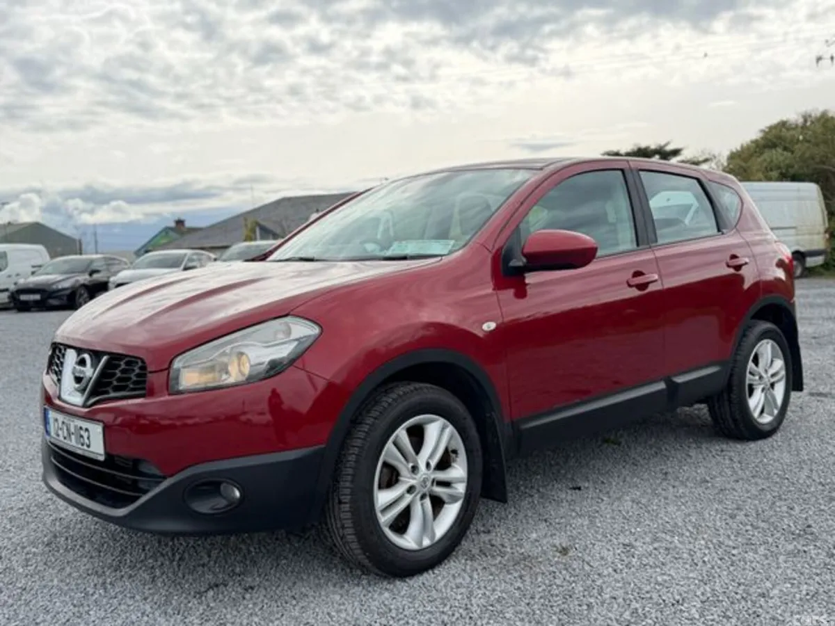 Nissan Qashqai Hatchback, Diesel, 2012, Red