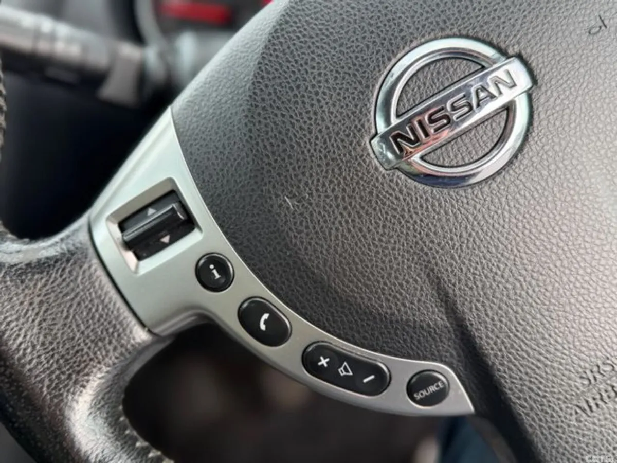Nissan Qashqai Hatchback, Diesel, 2012, Red