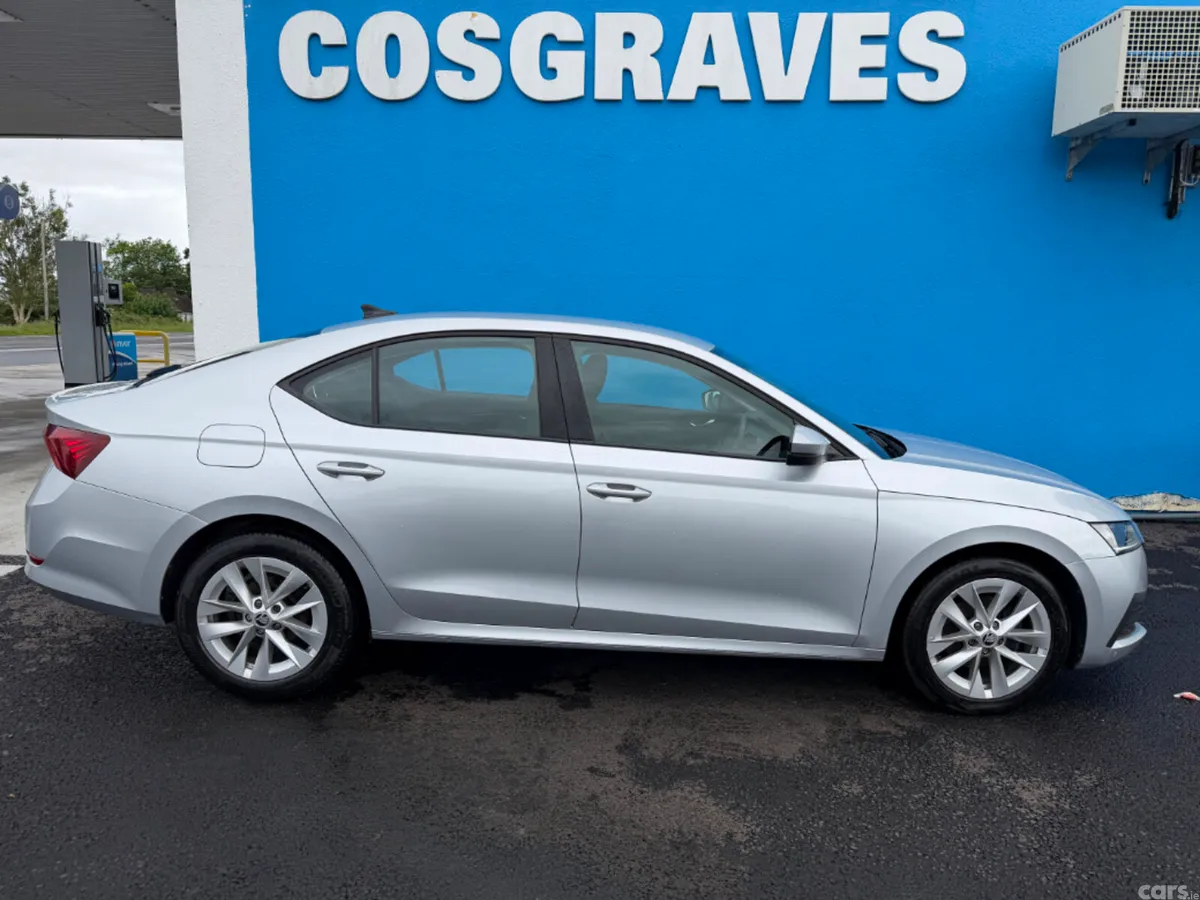 Skoda Octavia Saloon, Diesel, 2023, Grey