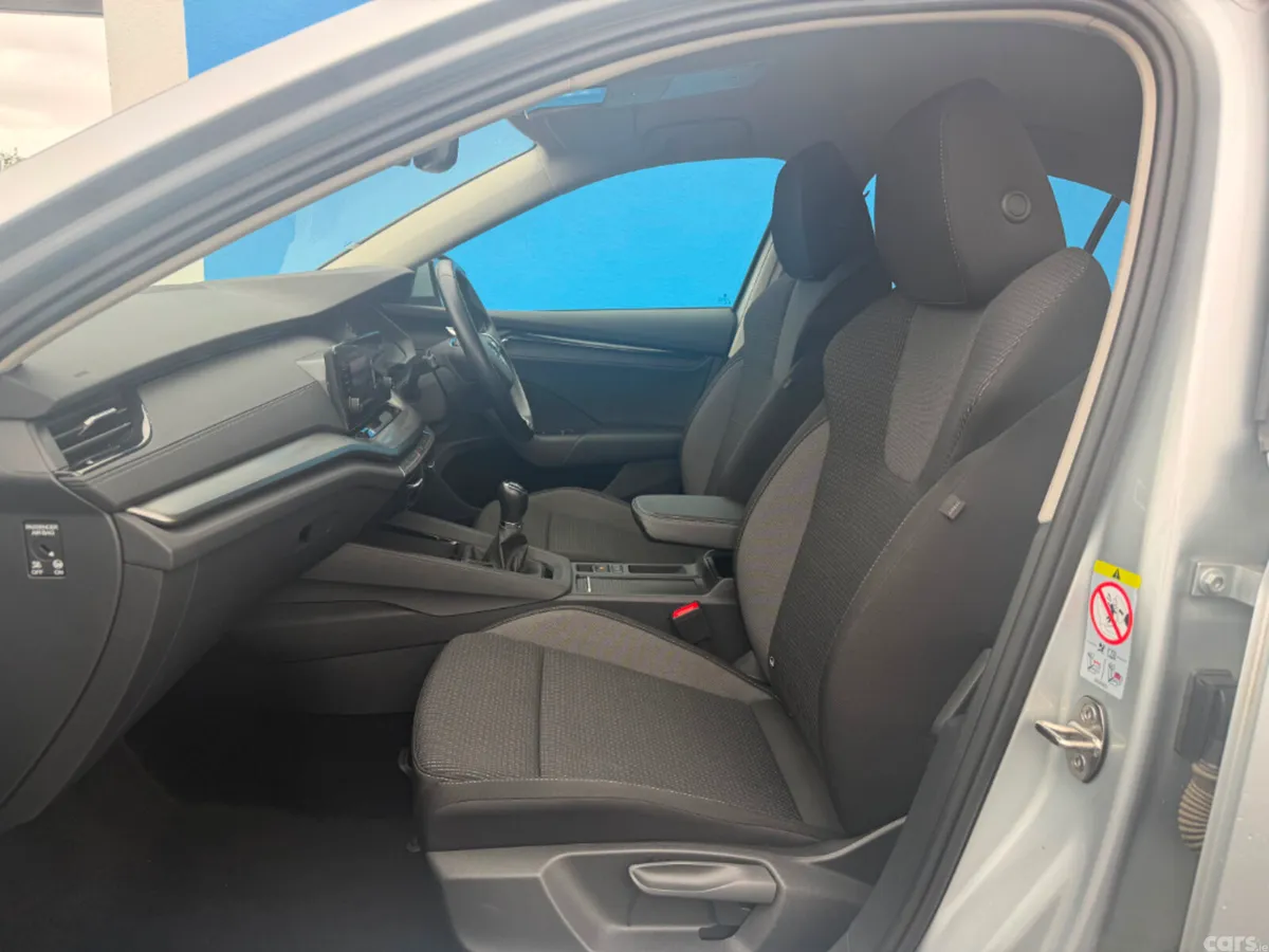 Skoda Octavia Saloon, Diesel, 2023, Grey