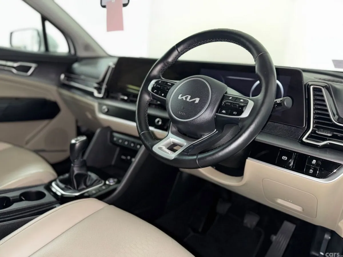 Kia Sportage MPV, Diesel Hybrid, 2023, White