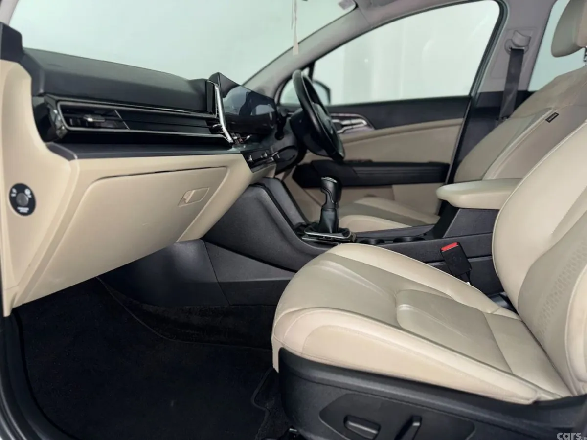 Kia Sportage MPV, Diesel Hybrid, 2023, White