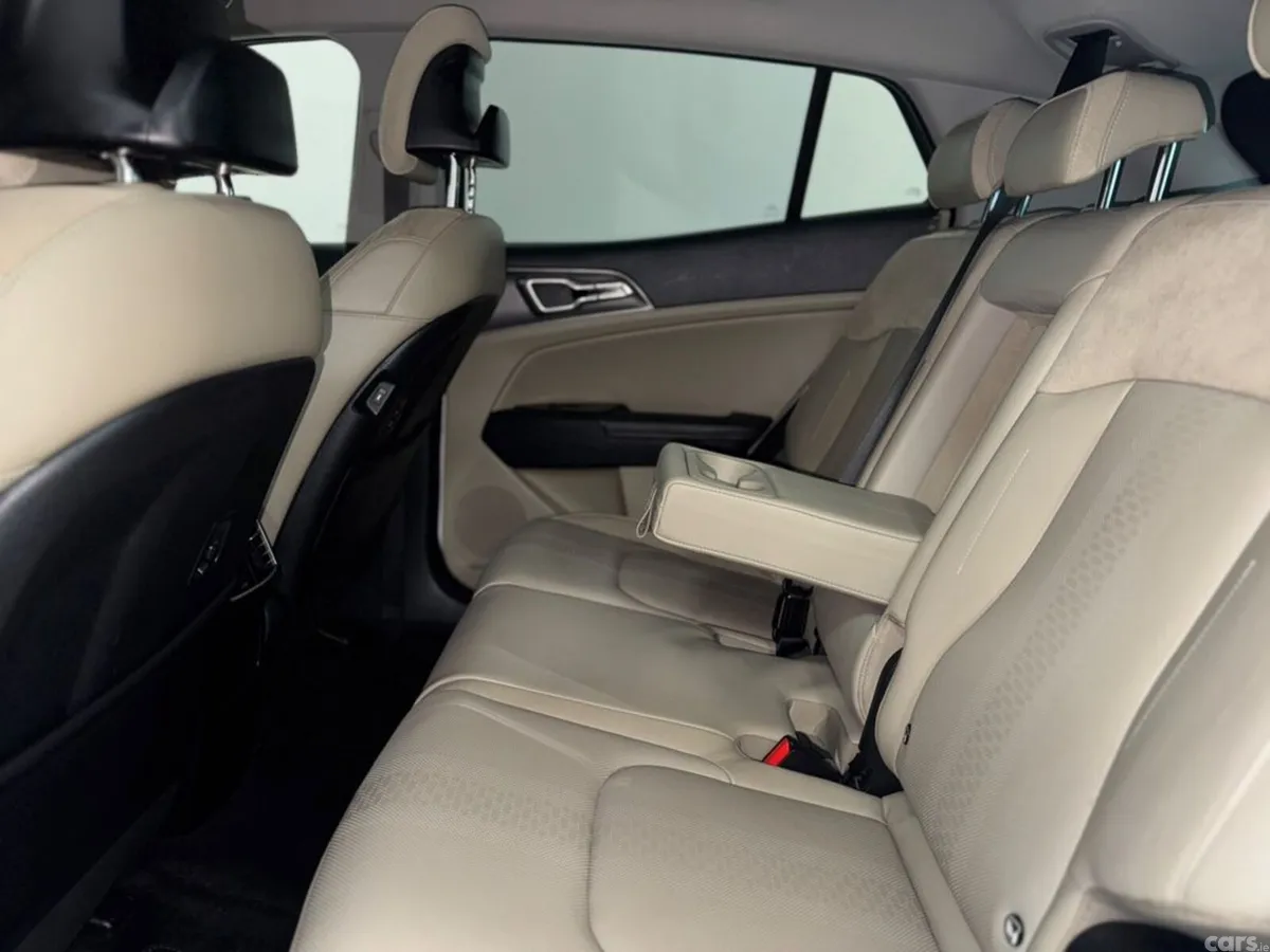 Kia Sportage MPV, Diesel Hybrid, 2023, White