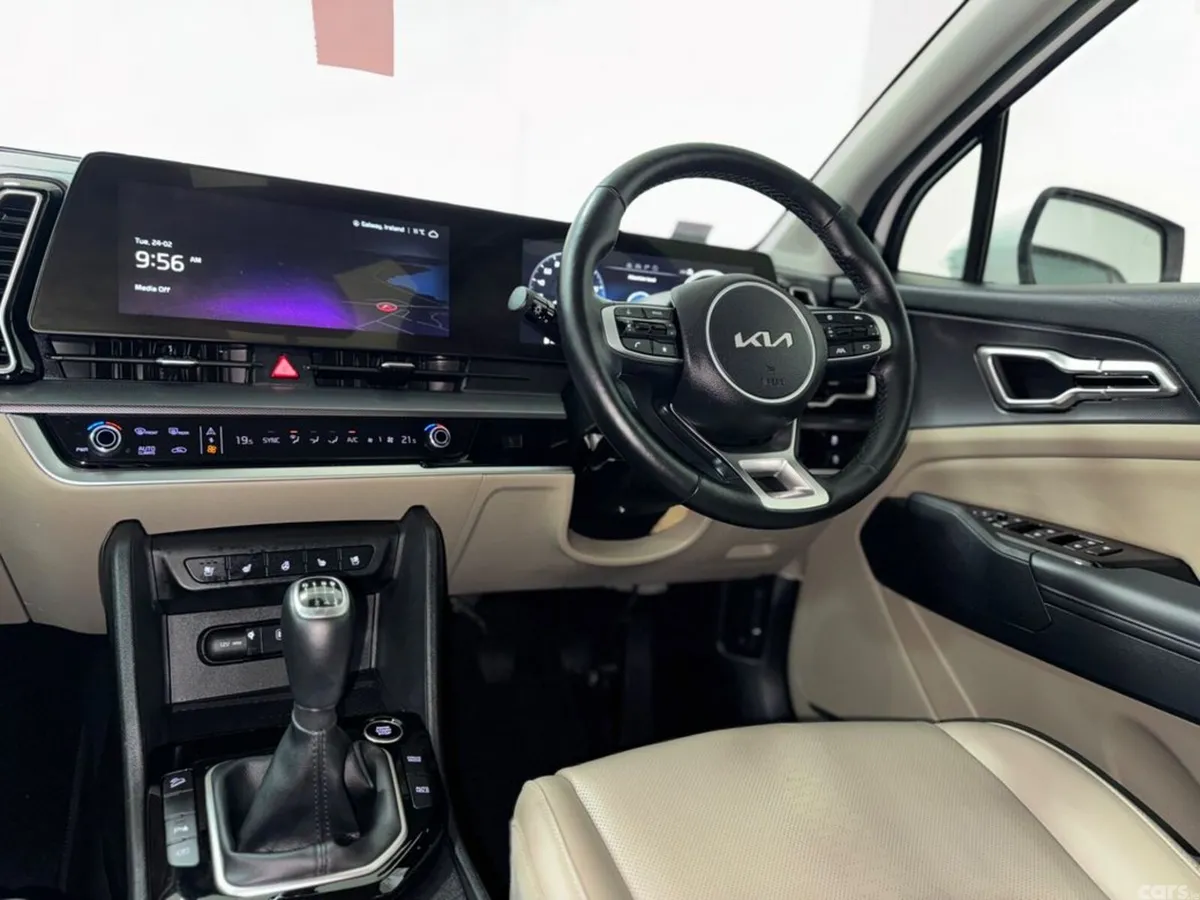 Kia Sportage MPV, Diesel Hybrid, 2023, White
