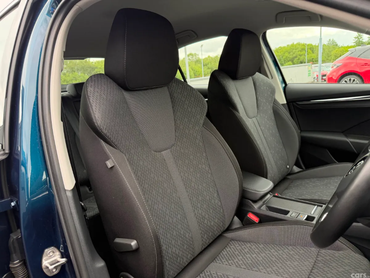 Skoda Octavia Saloon, Diesel, 2023, Blue