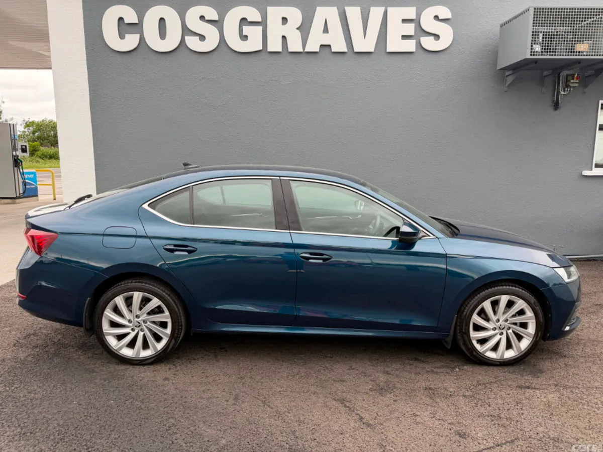 Skoda Octavia Saloon, Diesel, 2023, Blue