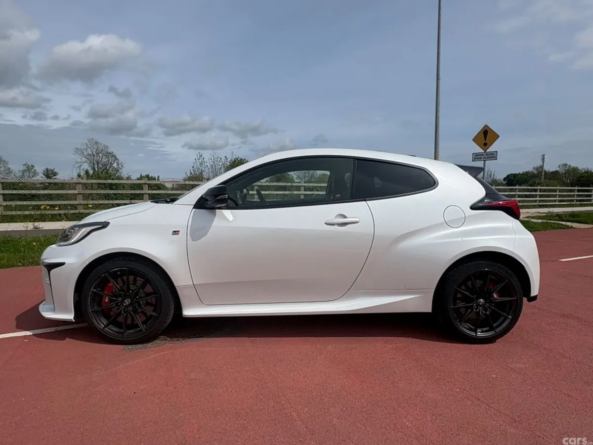 Toyota Yaris Hatchback, Petrol, 2022, White