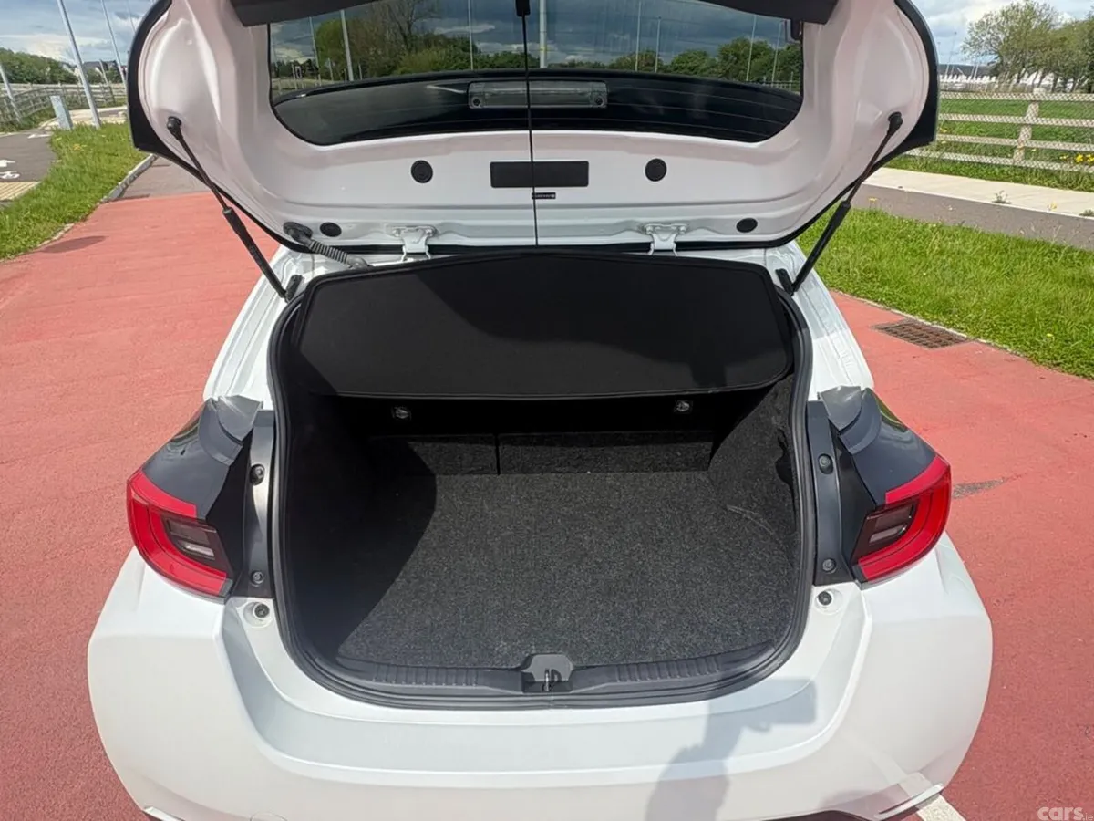 Toyota Yaris Hatchback, Petrol, 2022, White