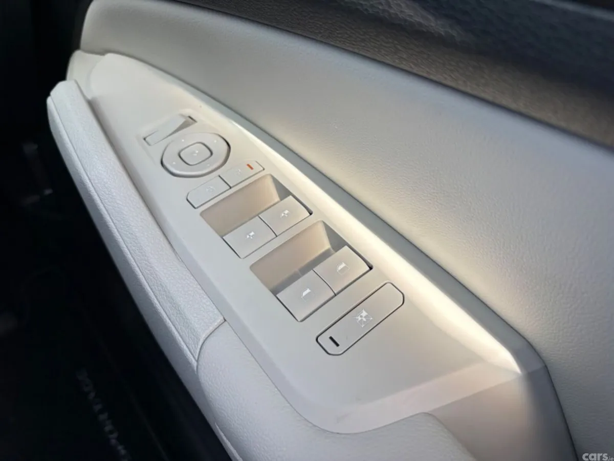 Kia Sportage SUV, Petrol Hybrid, 2027, Red