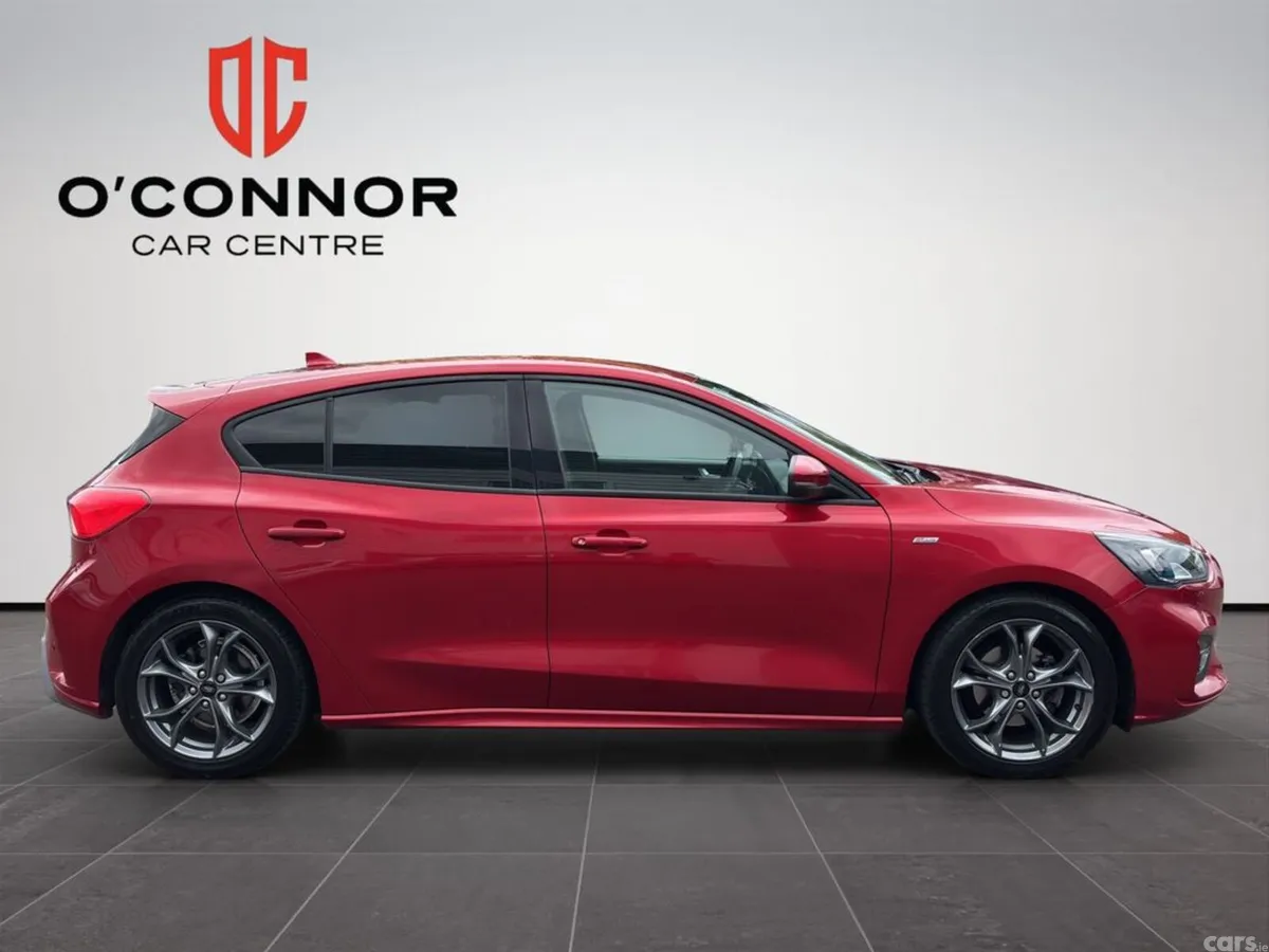 Ford Focus Hatchback, Diesel, 2021, Red