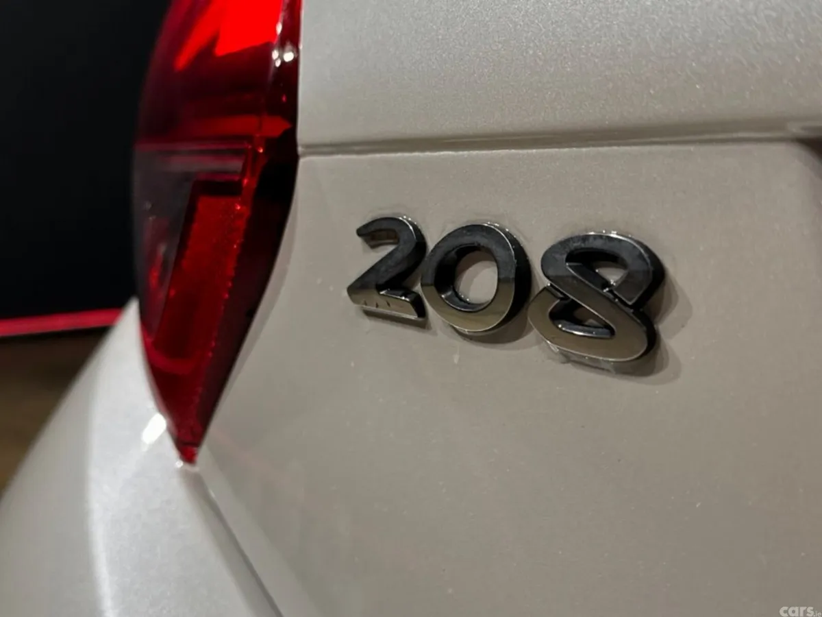 Peugeot 208 Hatchback, Petrol, 2017, White