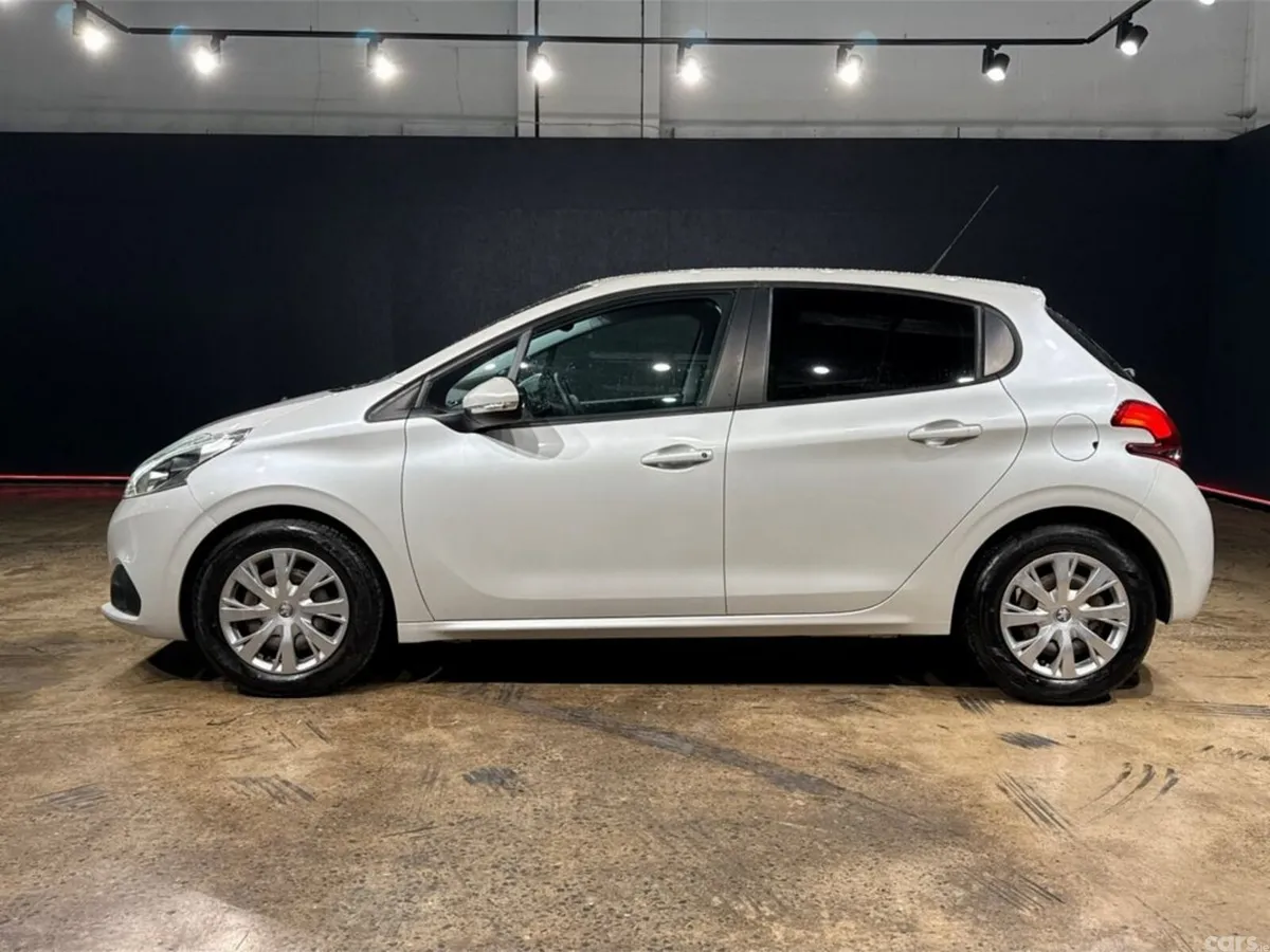 Peugeot 208 Hatchback, Petrol, 2017, White