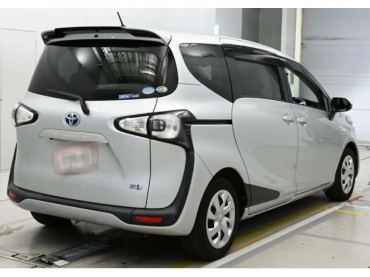 Toyota Sienta MPV, Petrol Hybrid, 2017, Silver