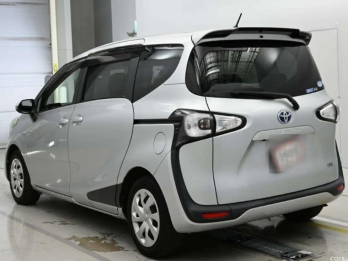 Toyota Sienta MPV, Petrol Hybrid, 2017, Silver