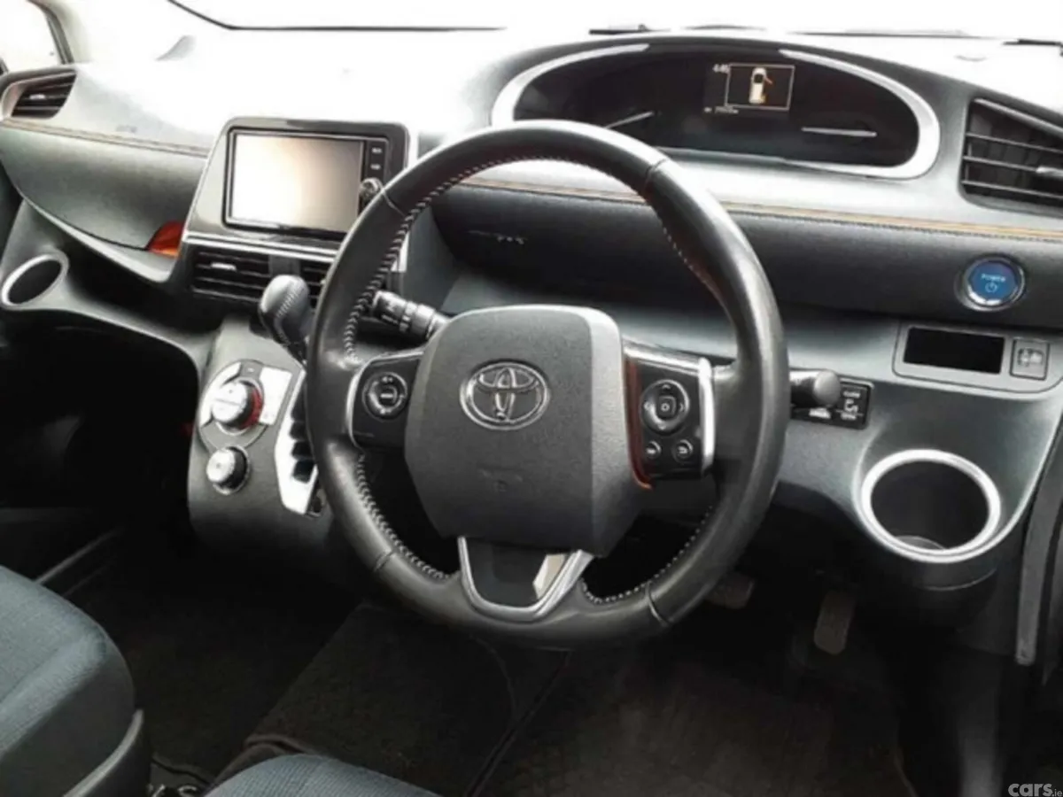Toyota Sienta MPV, Petrol Hybrid, 2017, Silver