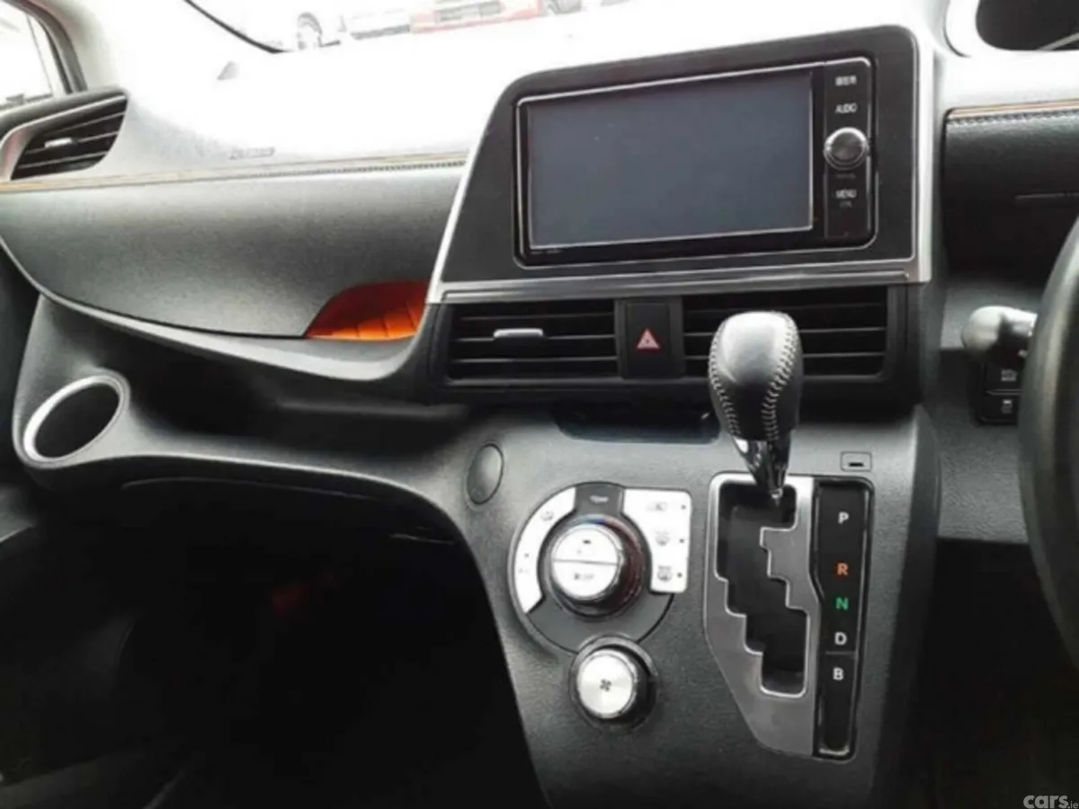 Toyota Sienta MPV, Petrol Hybrid, 2017, Silver