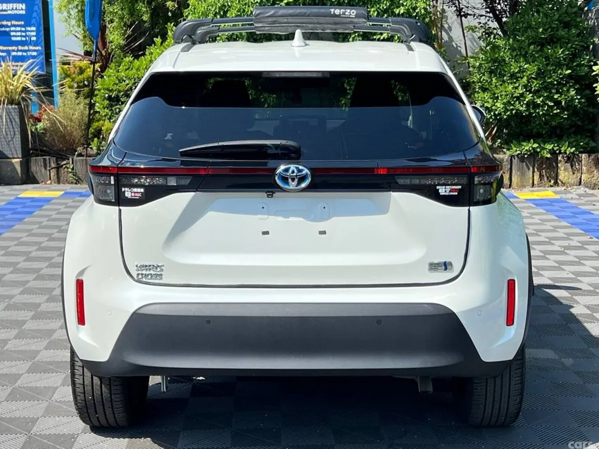Toyota Yaris Cross Hatchback, Petrol Hybrid, 2022, White