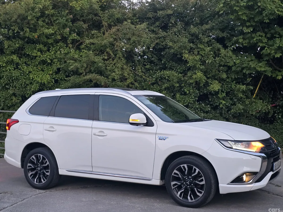 Mitsubishi Outlander SUV, Petrol Plug-in Hybrid, 2016, White