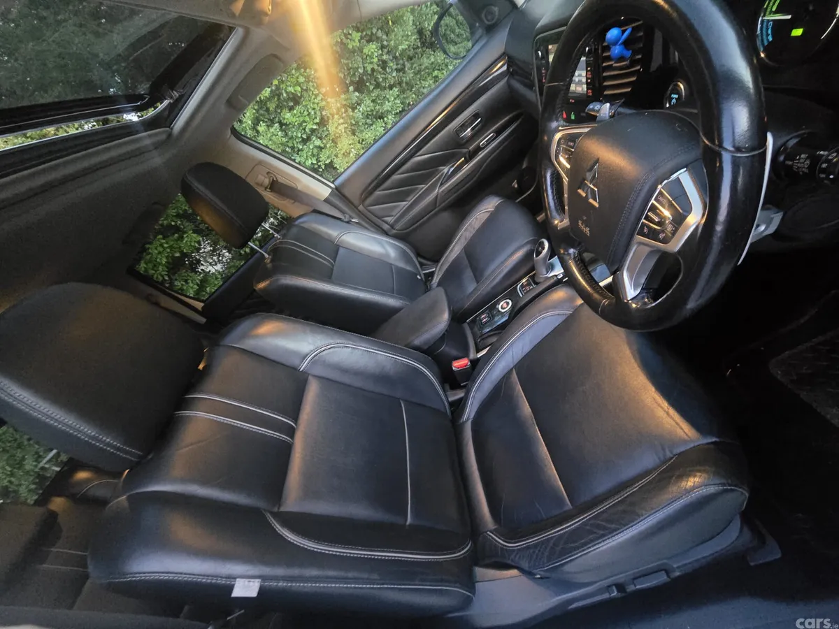 Mitsubishi Outlander SUV, Petrol Plug-in Hybrid, 2016, White