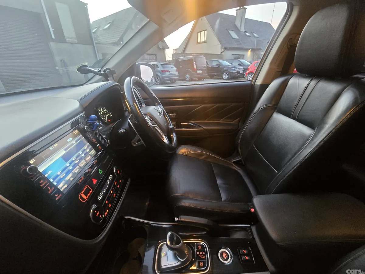 Mitsubishi Outlander SUV, Petrol Plug-in Hybrid, 2016, White