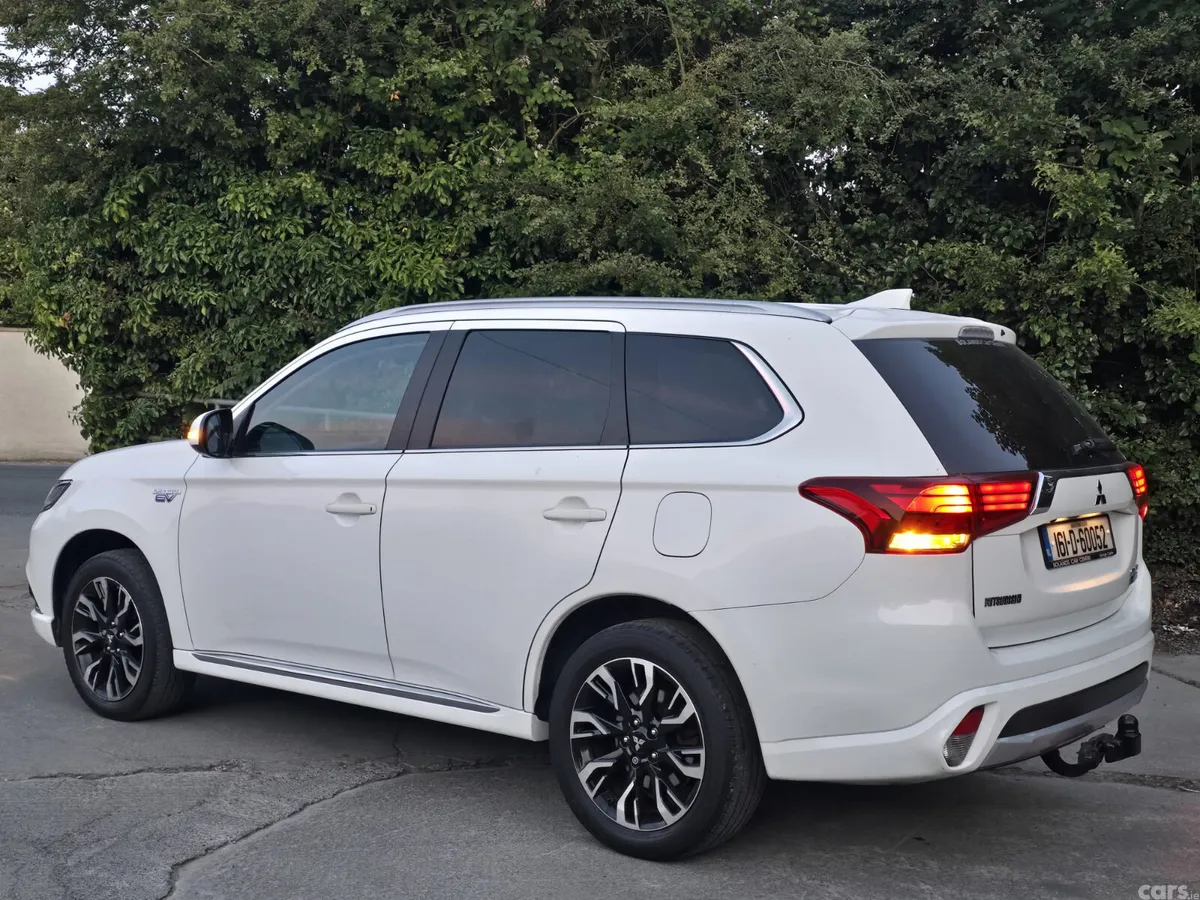 Mitsubishi Outlander SUV, Petrol Plug-in Hybrid, 2016, White