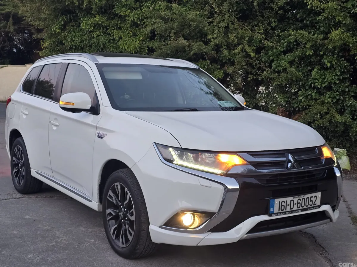 Mitsubishi Outlander SUV, Petrol Plug-in Hybrid, 2016, White