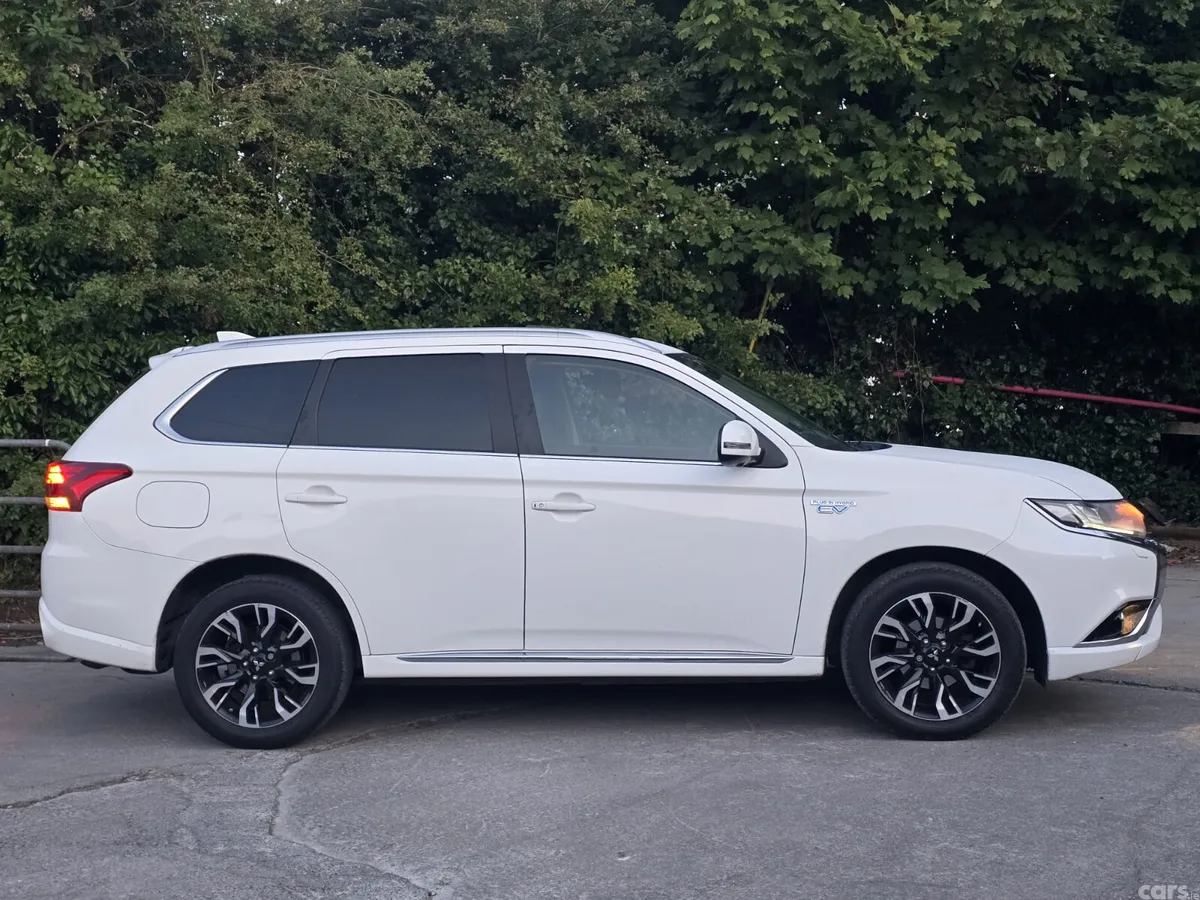 Mitsubishi Outlander SUV, Petrol Plug-in Hybrid, 2016, White